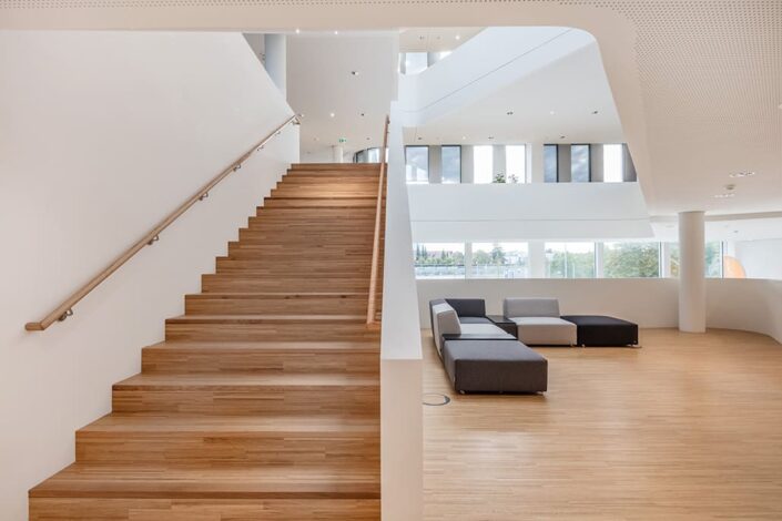 Treppe aus Holz mit angrenzendem Loungebereich, Architekten Henn, Kunde Attocube, Foto von Mathis Beutel Architekturfotografie