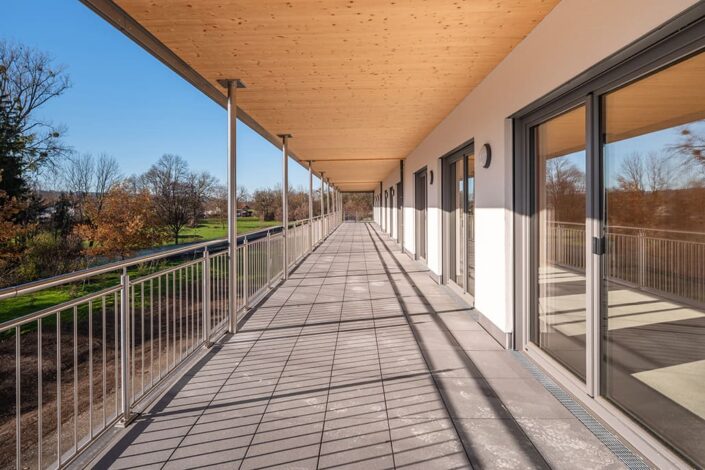 Laubengang in der ersten Etage des Boxhammer Garagenparks, Kunde Firma Laumer, Foto von Mathis Beutel Architekturfotografie