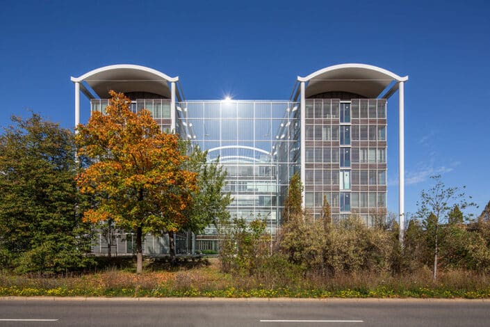 Stylische Dachterrasse des Campus E, im Hintergrund das Hochhaus Uptown von Ingenhoven Architects, Kunde Bergbrand GmbH & Co. KG, Foto von Mathis Beutel Architekturfotografie