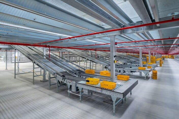 Logistikbereich mit Förderbändern im DHL Paketzentrum Germering, Kunde Heidelberg Materials AG, Foto von Mathis Beutel Architekturfotografie