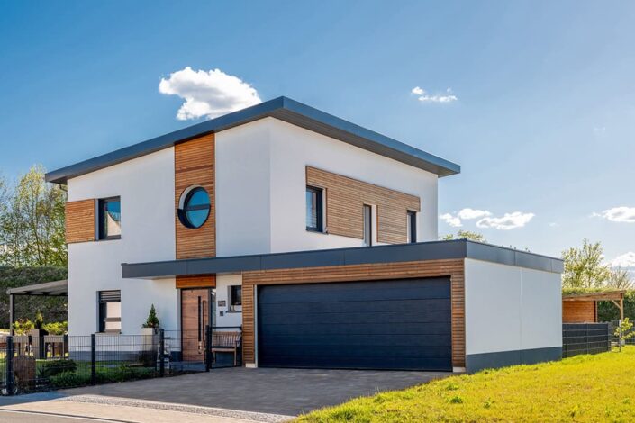 Garage der Firma Dahmit mit modernem Wohnhaus im Hintergrund, Foto von Mathis Beutel Architekturfotografie