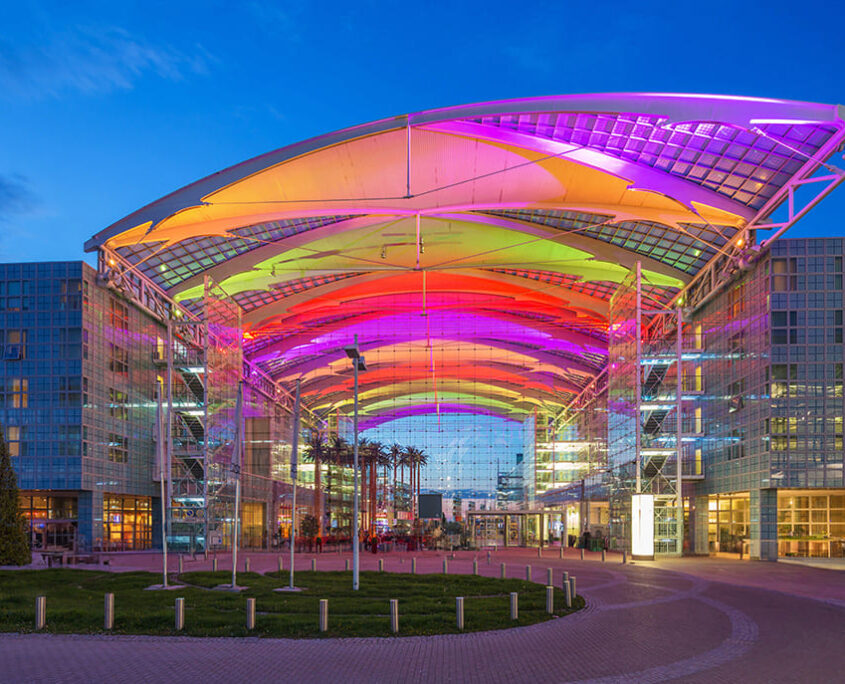 Farbig beleuchtetes Hilton Munich Airport Hotel in der blauen Stunde, Architekten Murphy/Jahn, Foto von Mathis Beutel Architekturfotografie