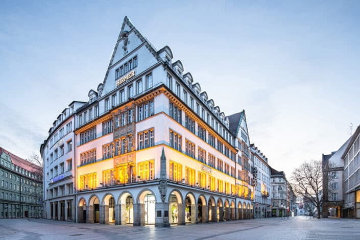 Gesamtansicht des Hirmer-Gebäudes in der Münchner Fußgängerzone, Foto von Mathis Beutel Architekturfotografie