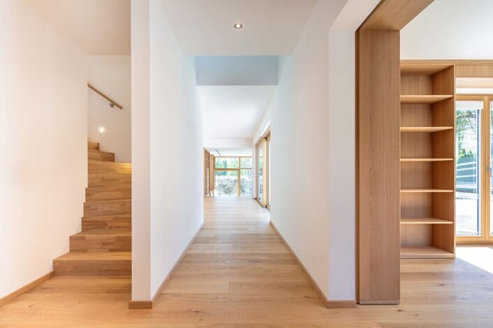 Blick vom Gang in den Wohnraum, links Treppe, Architektin Antje Bulthaup, Foto von Mathis Beutel Architekturfotografie