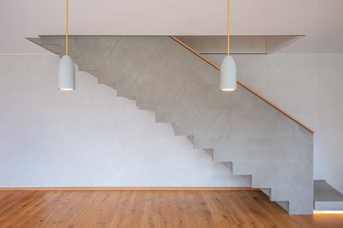 Seitenansicht der Betontreppe im Wohnhaus, Kunde Firma Laumer, Foto von Mathis Beutel Architekturfotografie