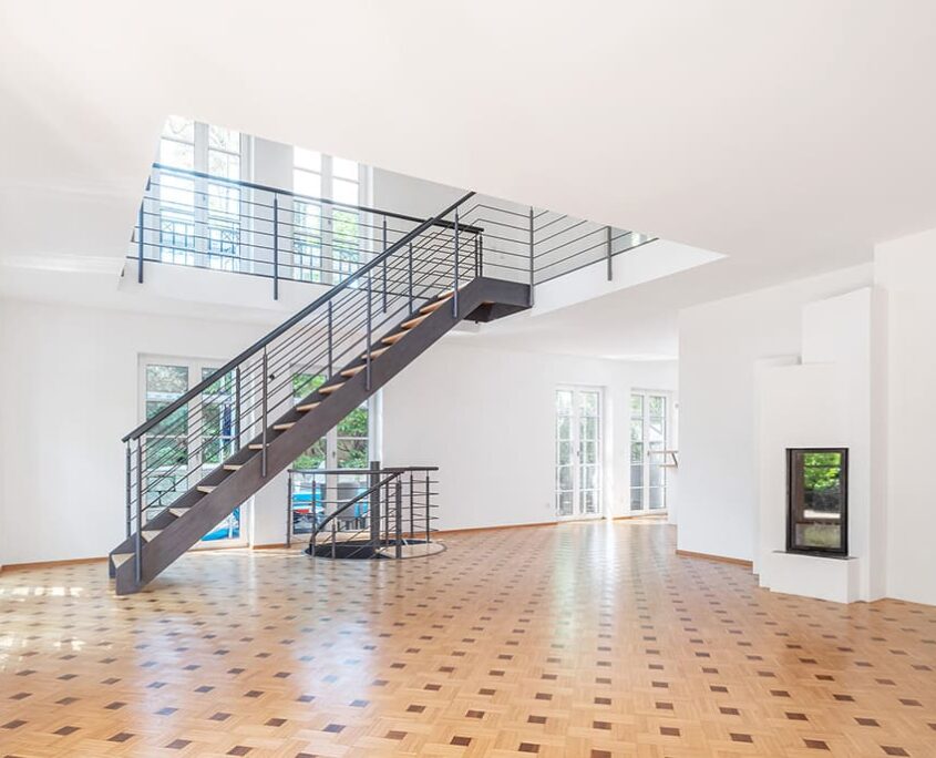 Erdgeschoss mit offener Eisentreppe, Kunde Maier Immobilien, Foto von Mathis Beutel Architekturfotografie