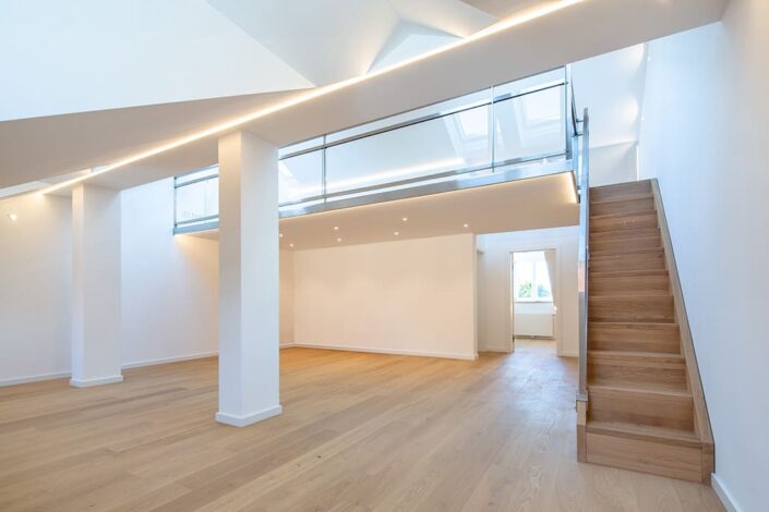 Moderner Raum mit zwei Säulen und Treppe, Kombination aus Holz und Weiß, Architektin Sonja Heese, Foto von Mathis Beutel Architekturfotografie